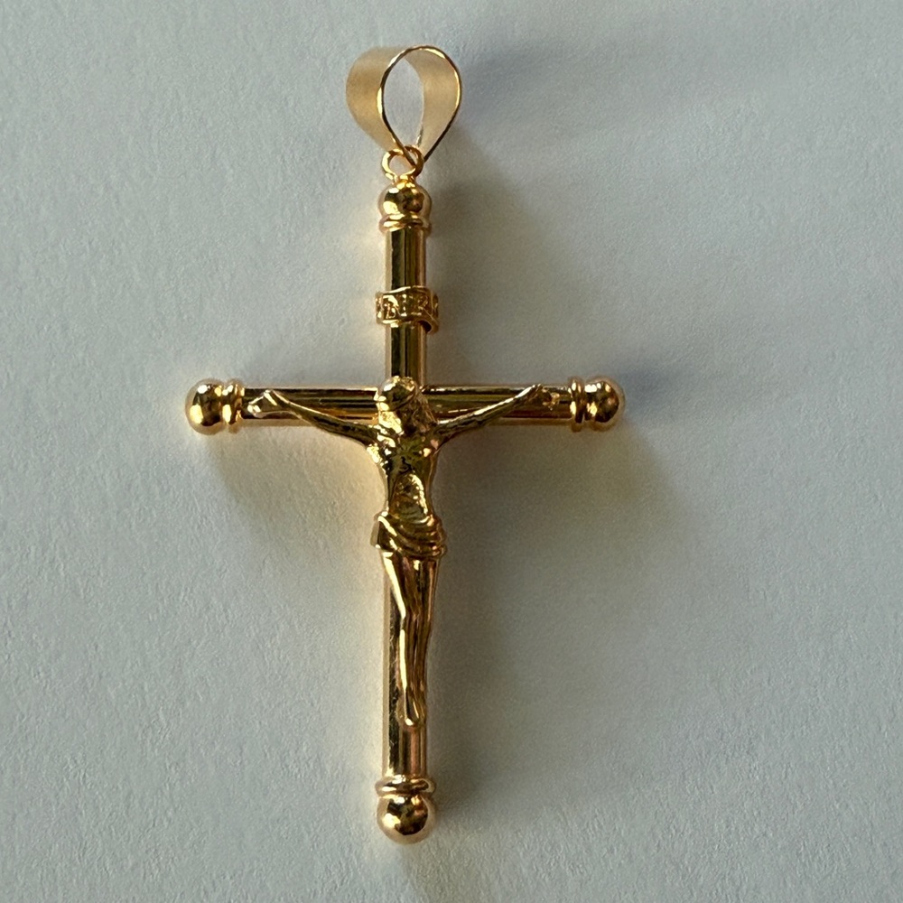 SOLD 🍀 18K Solid Gold Crucifix Pendant - Picture 1 of 6